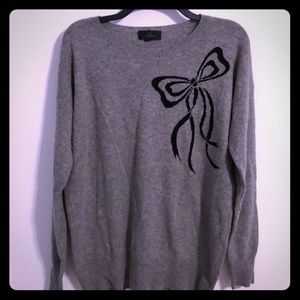 C3 Cashmere Gray sweater with gift bow